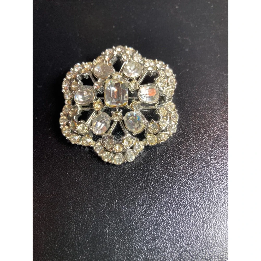 Vintage Clear Rhinestone Brooch Openwork‎ Filigree Silver Tone Pin Emerald Cut